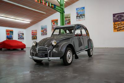 une voiture garée à l'intérieur d'un bâtiment
