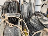 un tas de cordes et d'autres objets posés sur une table