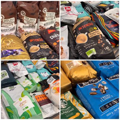 de nombreux types différents de sachets de café sur la table
