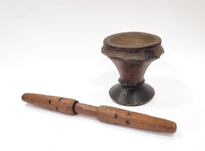 AFRIQUE Mortier en bois sculpté de motifs géométriques. Avec…