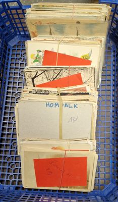 1 caisse bleue contenant un lot de + de 400 cartes postales …