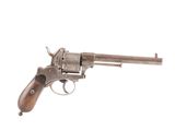 un revolver argenté à crosse en bois sur fond blanc