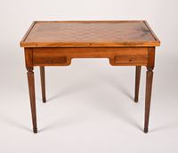 Table tric-trac en bois et placage de noyer, ouvrant par deu…