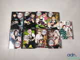 beaucoup de livres sur les anime qui sont posés sur la table