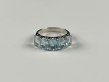 un gros plan d'une bague en argent sertie de pierres bleues