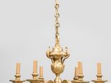 un lustre ancien en laiton à cinq branches et cinq bougies