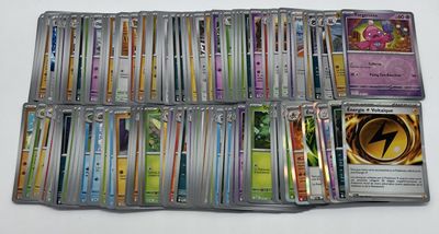 beaucoup de cartes sur la table