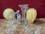 un grand nombre d'objets en verre posés sur une table