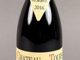 une bouteille de vin posée sur une table