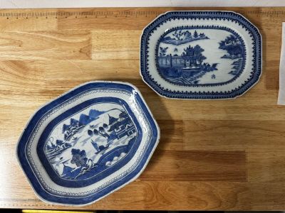 deux assiettes bleues et blanches posées sur une table en bois
