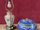 une paire de vases anciens en porcelaine chinoise à motif cloisonné et une lampe de table