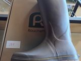 une boîte sur laquelle est posée une paire de bottes de pluie