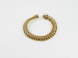 une image d'un bracelet en or sur fond blanc