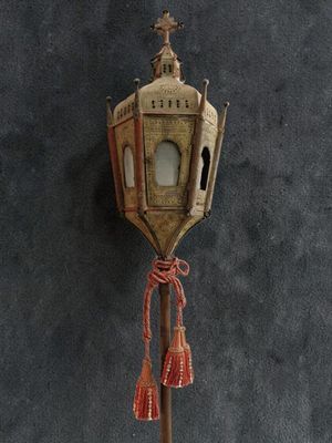 une petite lampe fixée au sommet d'un poteau en bois