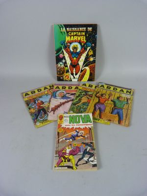 une pile de bandes dessinées posée sur une table blanche