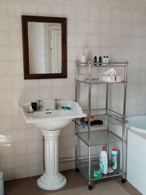 une salle de bains équipée d'un lavabo, de toilettes et d'une baignoire