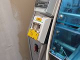une image d'une machine qui se trouve dans une pièce