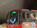 un gros plan d'un téléphone portable posé sur une table