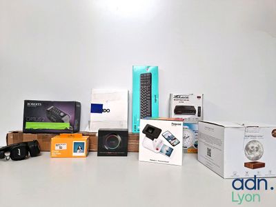 de nombreux appareils électroniques de toutes sortes posés sur une table