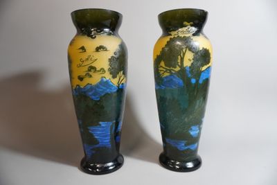 deux vases posés sur une surface blanche