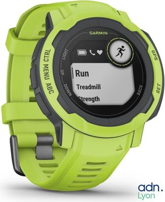 un gros plan d'une montre sur fond blanc, avec un bracelet vert