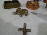 une croix, un crucifix, un éléphant et d'autres objets religieux posés sur une table