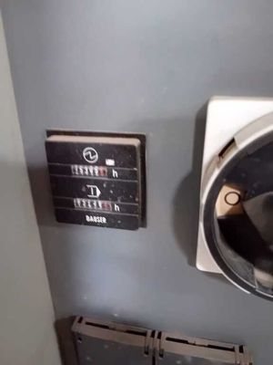 un gros plan d'une machine sur laquelle se trouve un bouton