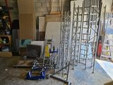 une pièce dans laquelle se trouvent des échafaudages et où des travaux sont en cours