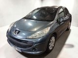 la photo d'une voiture bleue garée dans un garage