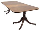 une table avec un plateau en bois et quatre pieds montés sur des roulettes