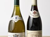 deux bouteilles de vin posées l'une à côté de l'autre sur une table en bois