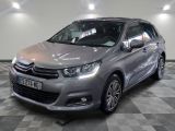 La nouvelle Citroën est garée dans le showroom.