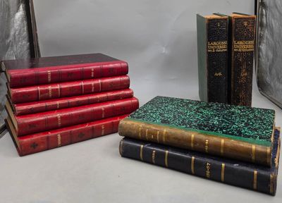 plusieurs livres sont empilés sur une table