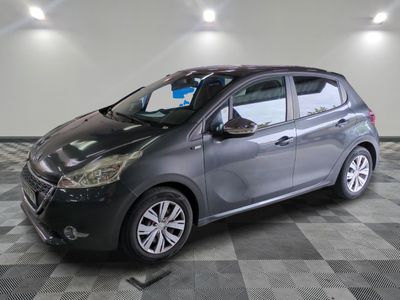 la photo d'une voiture grise garée dans un garage