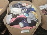une boîte en carton remplie de vêtements et d'autres objets