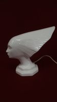 Lampe veilleuse en porcelaine blanche représentant une Victo… (photo 5)