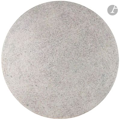 une image représentant un plateau de table rond en pierre