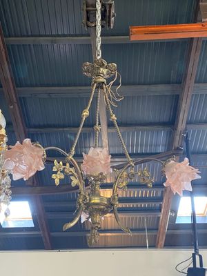un lustre suspendu au plafond d'une pièce