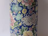 un vase bleu orné d'un motif floral