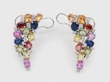 une paire de boucles d'oreilles en saphirs multicolores et diamants