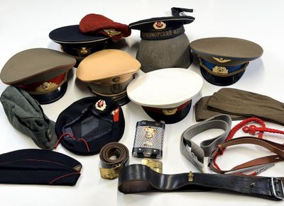 beaucoup de chapeaux et d'autres objets posés sur la table