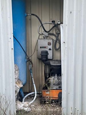 une petite machine qui se trouve dans un coin d'un bâtiment