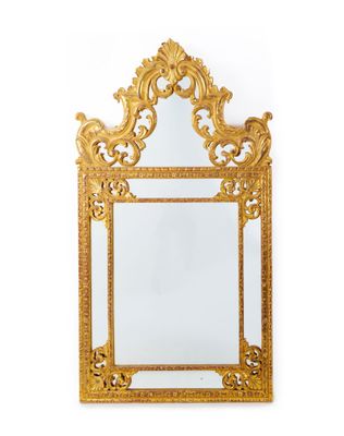 un miroir doré richement décoré sur fond blanc