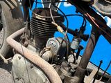 une vieille moto garée sur le bord de la route