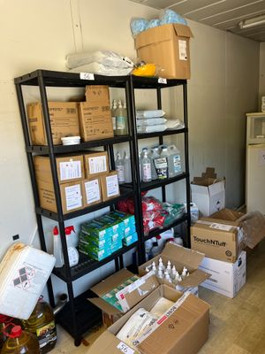 beaucoup de boîtes et de cartons sur les étagères de la pièce