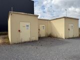 deux bâtiments situés l'un à côté de l'autre au bord de la route