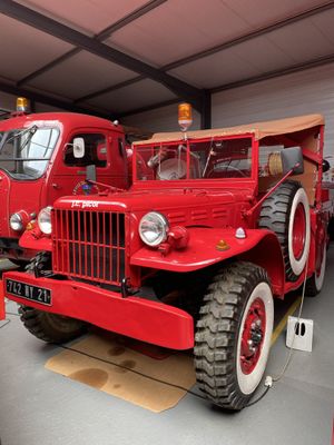 un gros camion rouge garé dans un garage