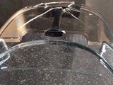 une assiette en verre sur laquelle est posé un biscuit et un bol en verre contenant un biscuit