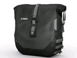 un sac noir posé sur une surface blanche