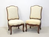 paire de chaises anciennes avec des assises rembourrées